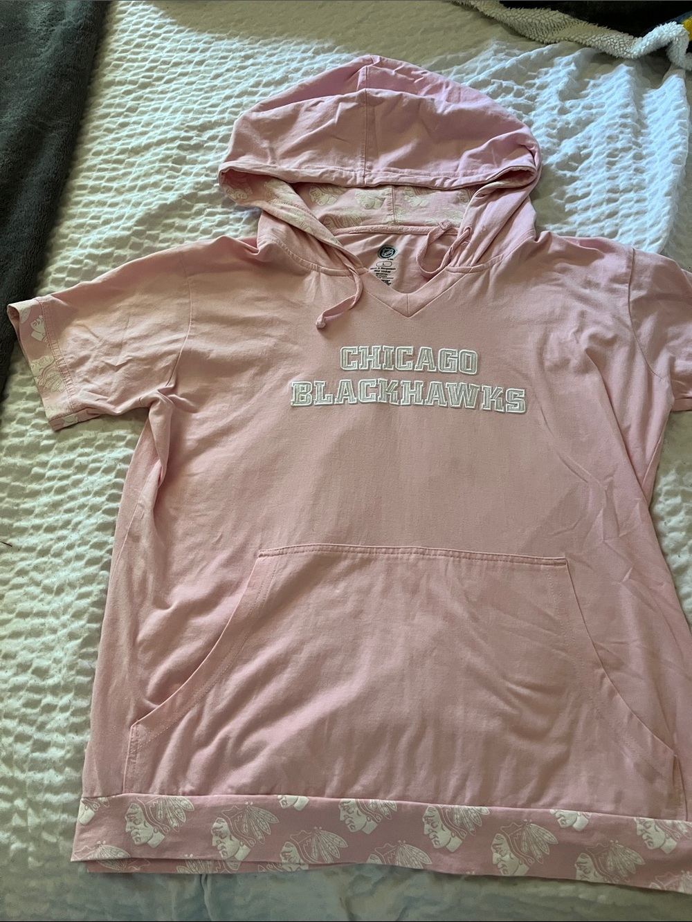 NHL Pink Chicago Blackhawks Short-Sleeve Hoodie
